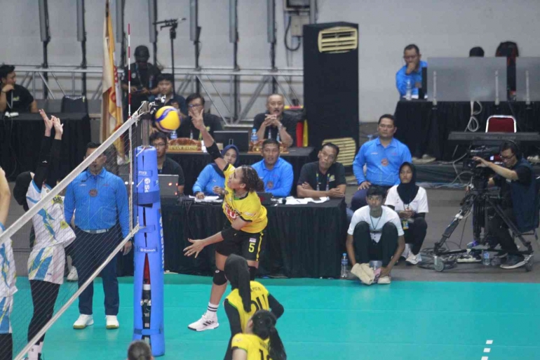 Outside hitter Petrokimia, Medi Yoku melakukan spike ke arah lawan. (Panpel Proliga/BW)