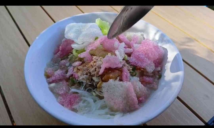 Menikmati Sensasi Soto Sokaraja yang Unik dan Sederhana di depan tenda (dokumentasi pribadi)