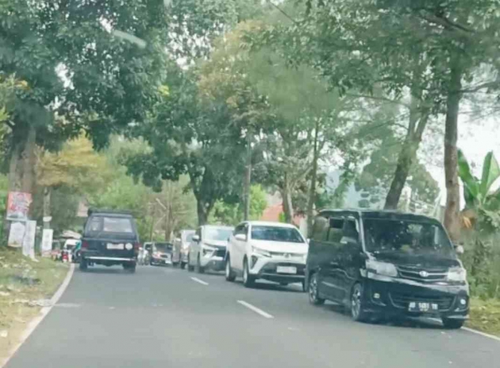 Lalu lintas menuju Tawangmangu padat merayap (dokumentasi pribadi)