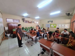 Sosialiasi tentang pelatihan pembuatan botol bekas menjadi tempat pensil keren!! (Sumber : Pribadi)
