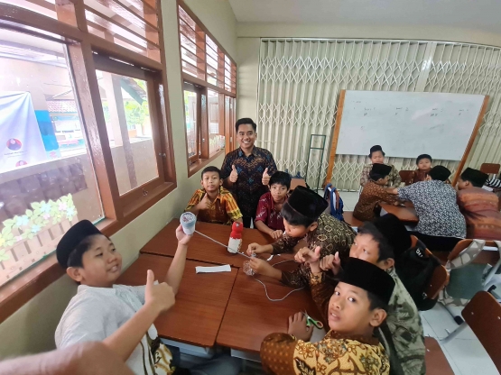 foto dengan salah satu kelompok yang sudah membuat karya tempat pensil (Sumber : Pribadi)