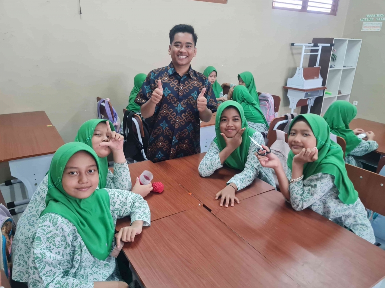 foto dengan salah satu kelompok membuat karya tempat pensil (Sumber : Pribadi)