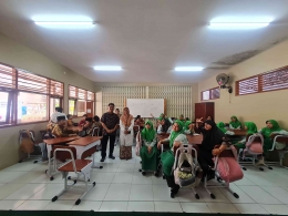 foto bersama siswa kelas 5 MITQ AL ASROR dengan pemandu sosialisasi, Firman Adi Surya & walikelas 5, Ibu Harni (Sumber : Pribadi)