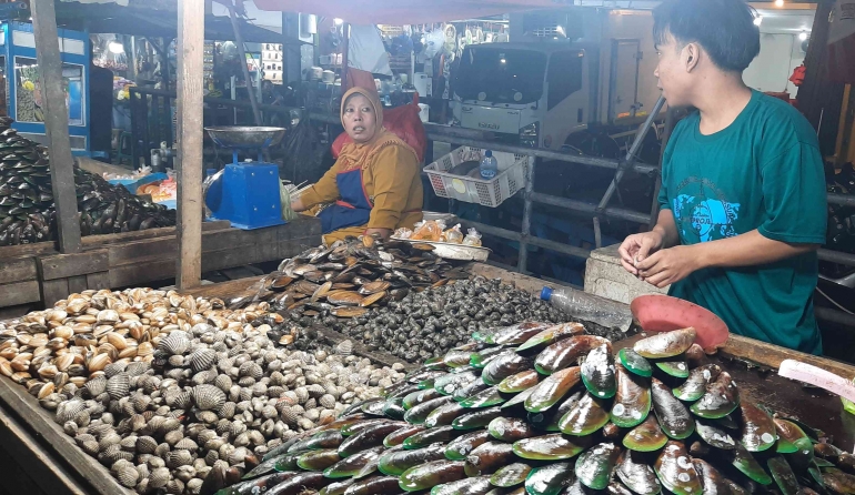 Satu di antara jejeran lapak kerang. (Dok. Ria A)