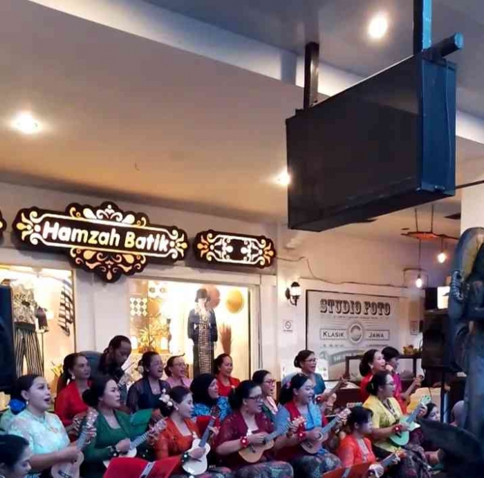 Pertunjukan seni di depan Hamzah Batik pada Sabtu sore lalu (Dokpri Agustina)