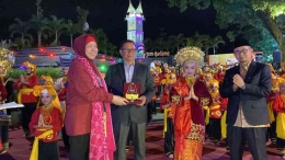 Ketua IMLF Sastri Bakry menyerahkan plakat pada Wako Bukittnggi Ramlan Nurmatias (Sumber: armaidi tanjung)