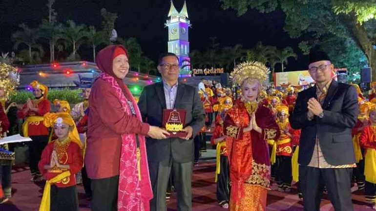 Ketua IMLF Sastri Bakry menyerahkan plakat pada Wako Bukittnggi Ramlan Nurmatias (Sumber: armaidi tanjung)