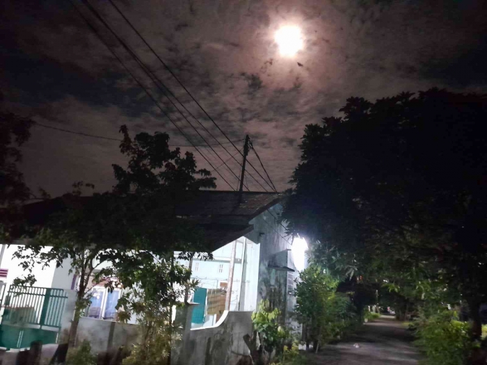 Rembulan di atas rumah (dokpri)