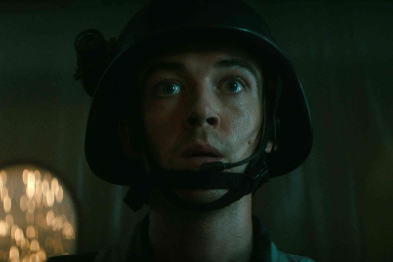 Alex Lawther sebagai Hermit (fxnetworks.com)Â