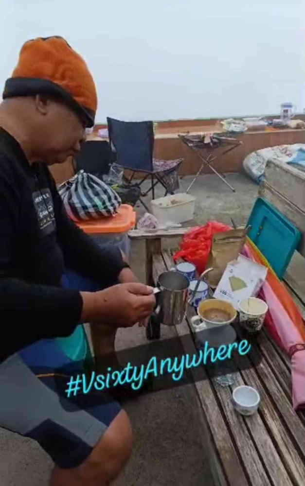 Mbah Mul menyeduh kopi ala barista, siapa tahu bisa jadi inspirasi buka usaha jelang pensiun buat yang mau pensiun.(dokumentasi Om Agus)