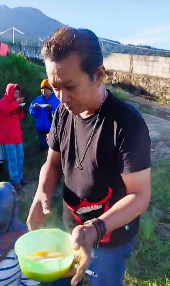 Menikmati kolak bersama. Siapa tahu bisa jadi inspirasi usaha jelang pensiun. Hehehe.....(dokumentasi Om Agus)