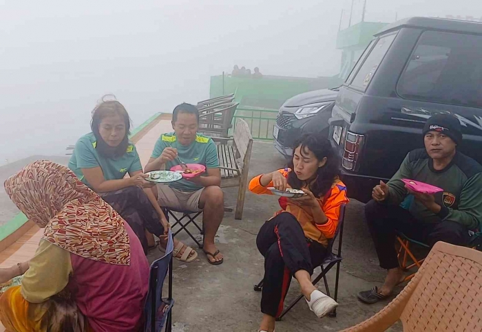 Sarapan bareng di Puncak Paralayang saat ngecamp (dokumentasi pribadi)