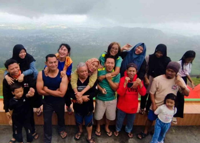 Wefie di Puncak Paralayang. Bersama suami dan istri nya sendiri -sendiri ya, hehehe...(Dokumentasi Om Agus)