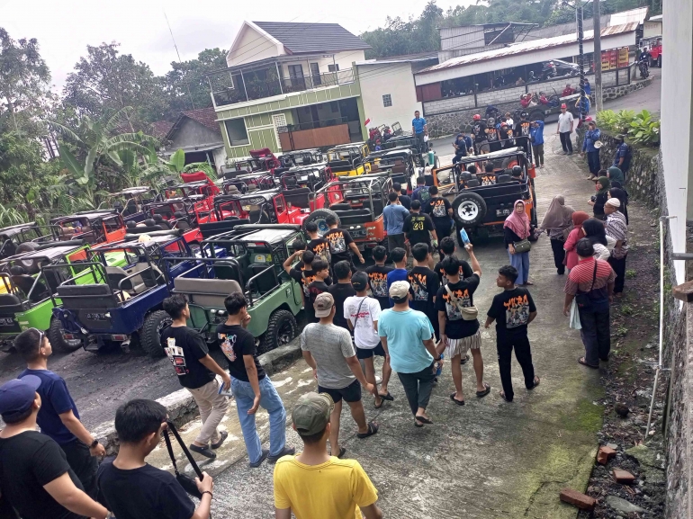 Wisatawan dari berbagai daerah berbondong-bondong menaiki serunya naik Jeep lava tour. (sumber foto: Jandris_Sky)
