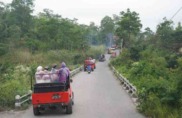 Serunya naik Jeep petualangan lava tour sambil melihat suasana pemandangan alam. (sumber foto: Jandris_Sky)