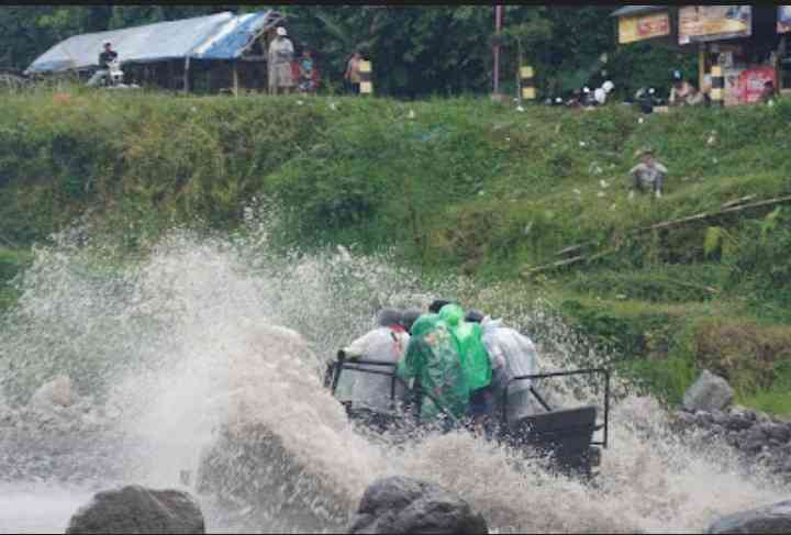 Sensasi petualangan paling seru mandi bareng jeep. (sumber foto: Jandris_Sky)