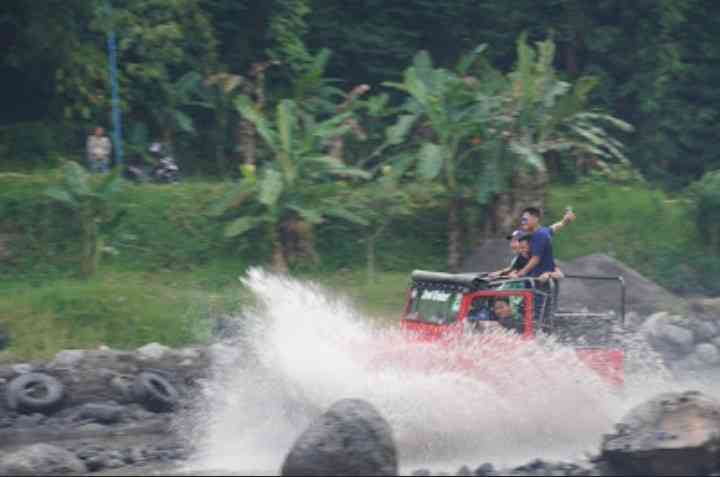 Sensasi petualangan paling seru mandi bareng jeep.(sumber foto: Jandris_Sky)