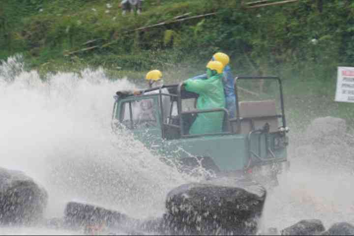 Sensasi petualangan paling seru mandi bareng jeep.(sumber foto: Jandris_Sky)