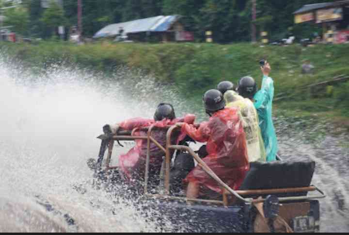 Sensasi petualangan paling seru mandi bareng jeep.(sumber foto: Jandris_Sky)