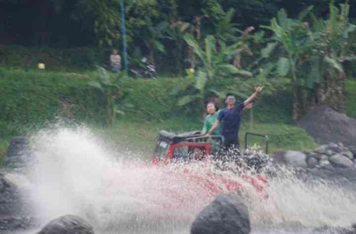 Sensasi petualangan paling seru mandi bareng jeep.(sumber foto: Jandris_Sky)