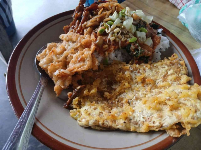 Sarapan Pecel Mak Tun lauk rimbil dan tempe yang Murah Memanjakan Lidah(dokumentasi pribadi: Isti Yogiswandani)