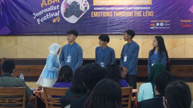 Tim Shoot Movie pelajar SMAN 1 Gondang saat presentasi dihadapan Dewan Juri dikampus STIE Malangkucecwara, Malang. (Foto : Istimewa/Panitia Lomba)
