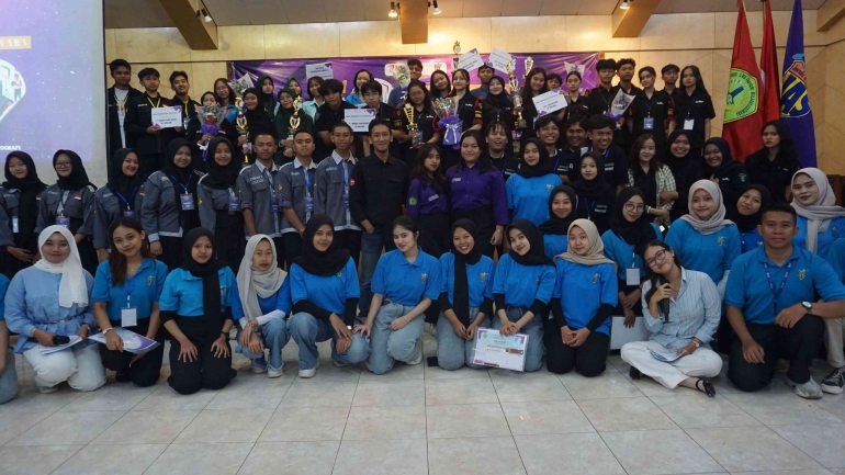 Foto bersama seluruh Finalis ABM Journalist Festival 9/2025 dikampus STIE Malangkucecwara - Malang, usai penyerahan penghargaan. (Foto : Istimewa/Panitia Lomba)