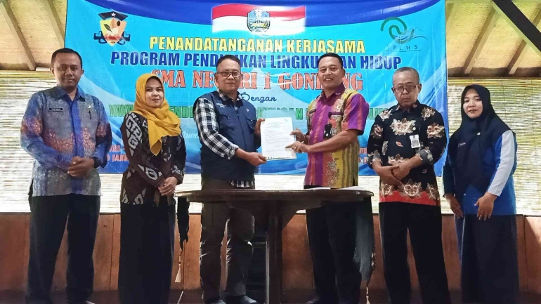 Guru Pembimbing Lomba, Putri Wahyuntina Hutami, S. Pd. (paling kiri) dalam suatu acara di PPLH Seloliman. (Foto : Yuswanto Raider)