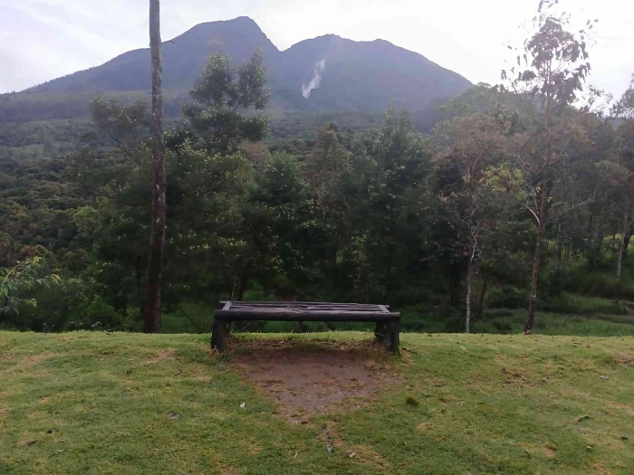 Bangku kosong, hati-hati kalau duduk tiba-tiba ada teman di sebelah nya(dokumentasi pribadi: Isti Yogiswandani)
