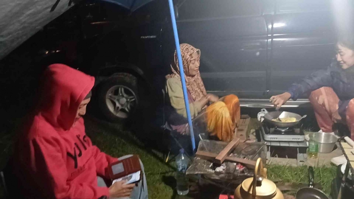 Meski hujan, tetap nyaman berkumpul saat ngecamp membicarakan destinasi selanjutnya.