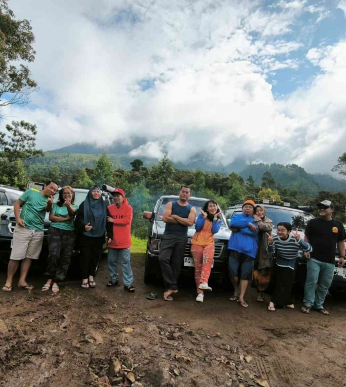 Tempat ngecamp di Sakura Hill. Di belakang adalah rute untuk mencapai kawah Lawu. Foto dulu sebelum pulang (Dokumentasi pribadi: Om Agus)