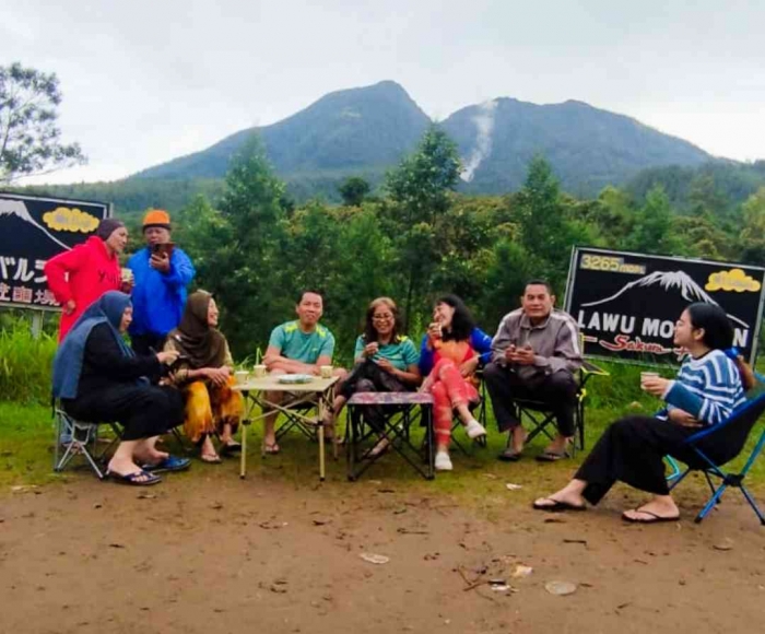 Santai di kaki gunung Lawu saat pagi hari bersama teman -teman komunitas dan sesama camper(dokumentasi pribadi: Om Agus)