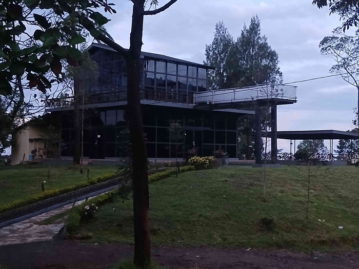 Kafe di Sakura hills, tapi tutup sebelum maghrib, air dan lampu dpadamkan semua jadi gelap gulita(dokumentasi pribadi: Isti Yogiswandani)