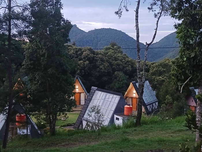 Deretan glamping terlihat indah di pagi hari(dokumentasi pribadi: Isti Yogiswandani)