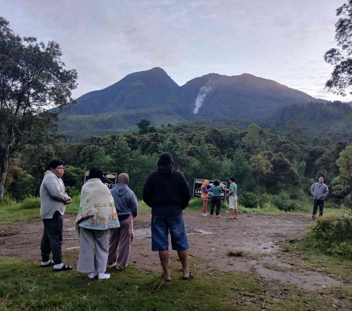 Banyak yang berdatangan ke lokasi kami ngecamp karena tempatnya tinggi, sehingga Pandangan lebih jauh(dokumentasi pribadi: Isti Yogiswandani)
