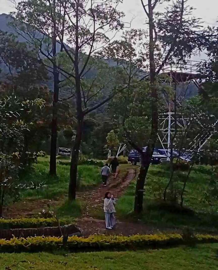 Tempat kami berkemah naik ke atas, di bawah menara pandang(dokumentasi pribadi)