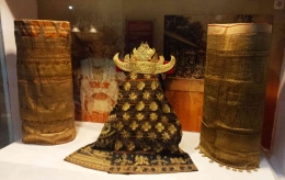 Kain tenun tapis dengan siger khas Lampung (dokpri)