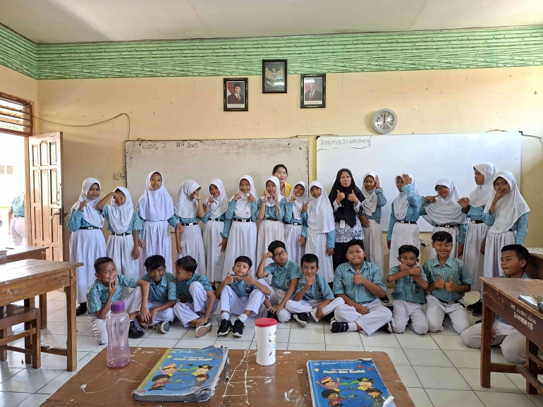 Gambar 2. Dokumentasi foto bersama Guru dan Peserta Didik Kelas IVB SD Negeri Wonosari 01 Kota Semarang