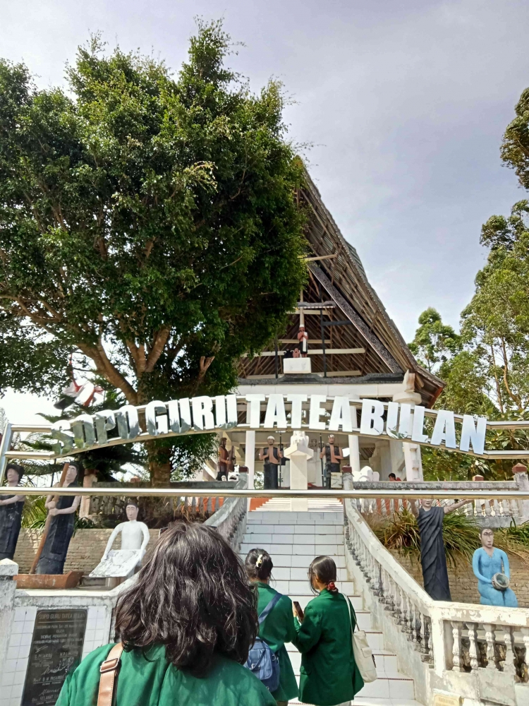 Gerbang awal Sopo Guru Tatea Bulan. (Dokumentasi Pribadi)
