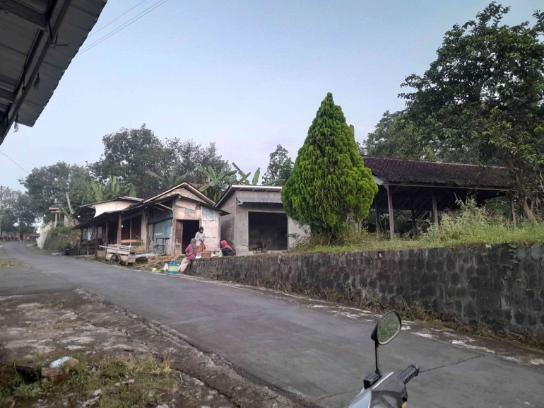 Warga Bercengkrama (Sumber : Dokumentasi pribadi)