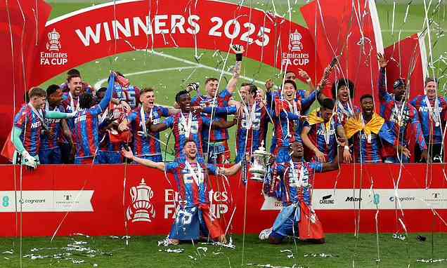 Para pemain Crystal Palace selebrasi gelar piala FA (Sumber: DailyMail)