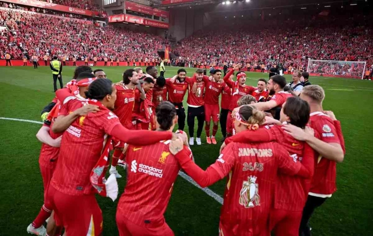 Para pemain Liverpool selebrasi juara saat pekan ke-34 Sumber: (DaveOCKOP)