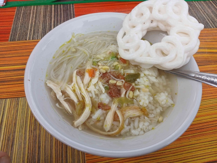 Soto ayam seharga 3 ribu rupiah (dokumentasi pribadi: Isti Yogiswandani)
