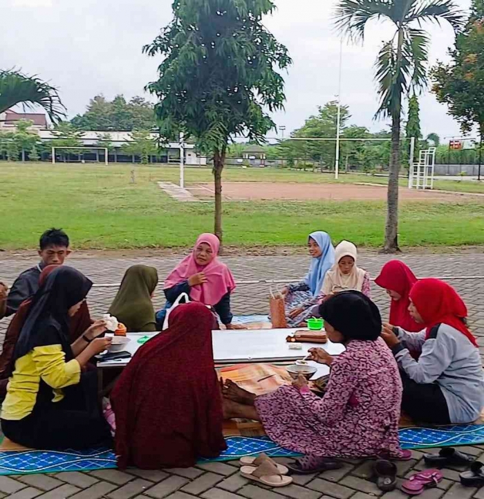 Mamah-mamah RT 11 mengadakan pertemuan rutin hari Jum'at di lapangan desa Krandegan (dokumentasi pribadi: Isti Yogiswandani)