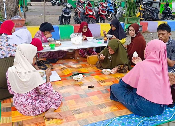 Mamah-mamah RT 11 sedang menikmati soto di lapangan Krandegan saat melaksanakan pertemuan rutin RT 11 (dokumentasi pribadi: Isti Yogiswandani)