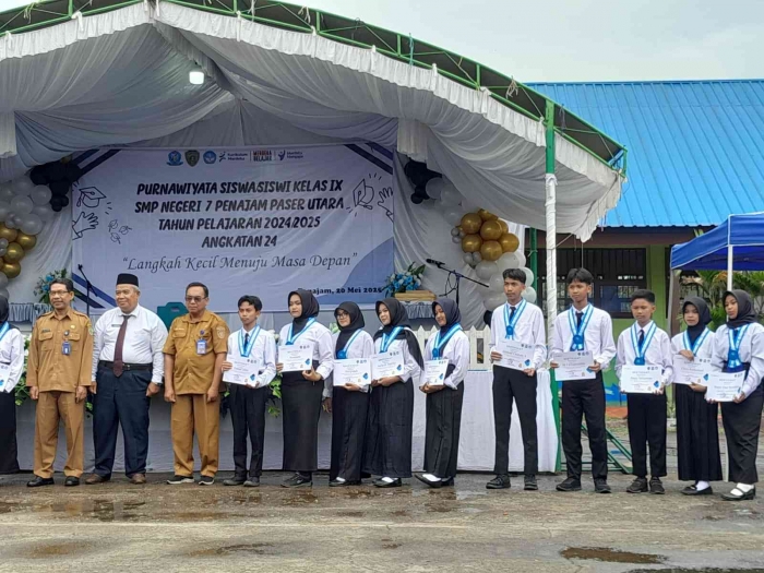 Berfoto bersama setelah penyerahan piagam (dokpri)