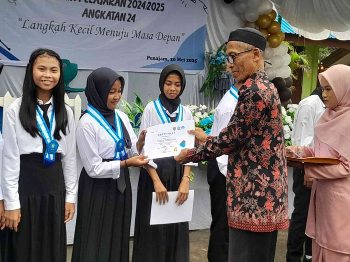 Ikut bangga membagikan piagam (dokpri)