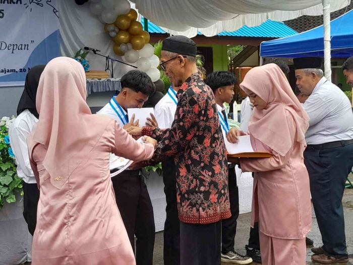 Dapat kesempatan membagikan piagam (dokpri)