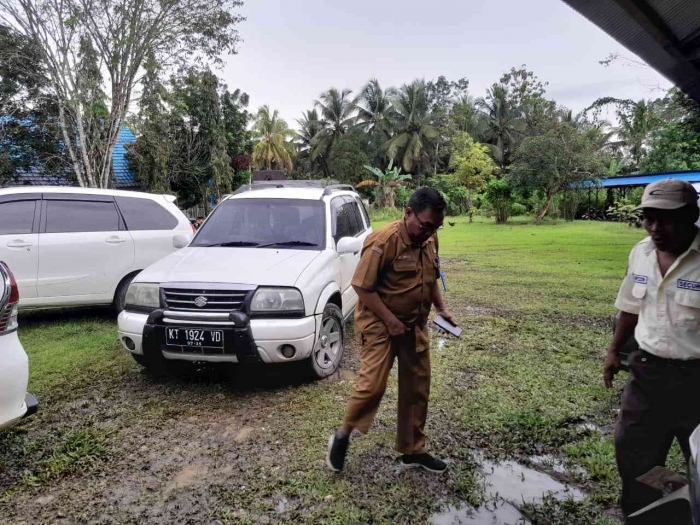 Pak Mokhamad Syafii setelah keluar dari mobil (dokpri)