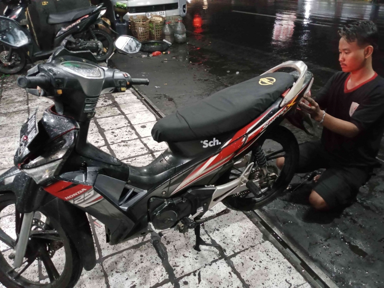 Motor yang sedang di service (Sumber: Foto Pribadi)
